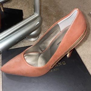 BROWN CLOSED TOE HEEL